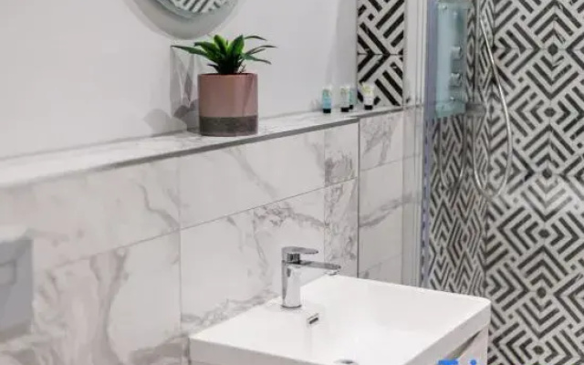 Beautifully Modern 1-Bed Apt w/ Free Gym & Parking