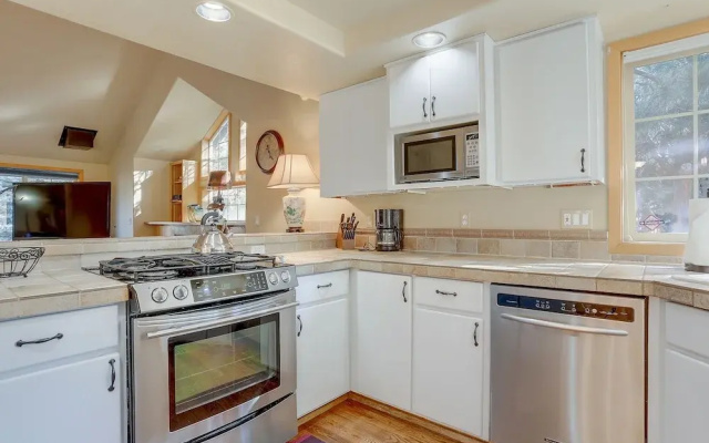 Pet-Friendly 13 Ollalie Home features Double Car Garage by RedAwning