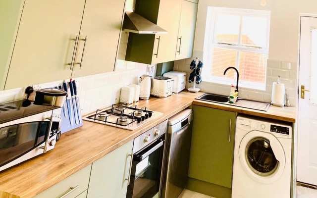 Stylish 3 BDR House With Free Parking Near Hulme