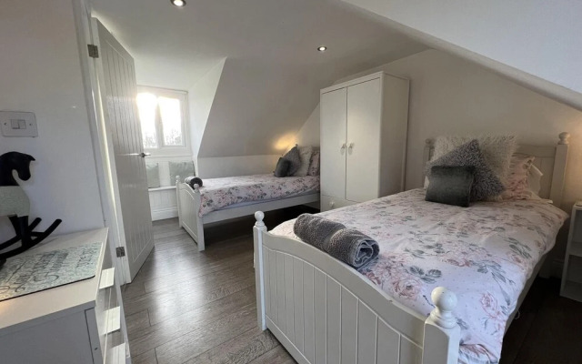 3 Bedrooms - 2 Bath Rooms - Dog Friendly - Parking