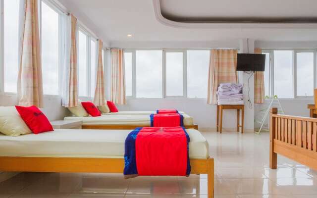 RedDoorz Plus near Pantai Barat