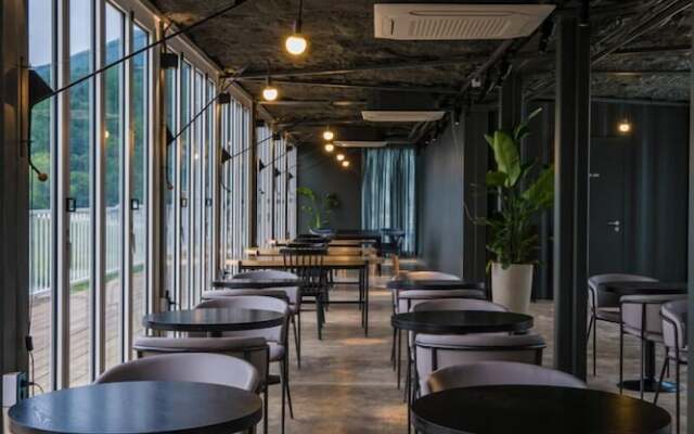 Parotia Waterhouse Hotel