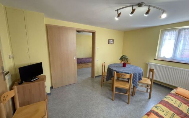 Résidence jaune et rose 36845