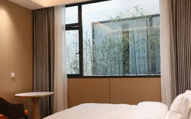 Kanas Intelligent Hotel (Liangping South High-speed Railway Station)