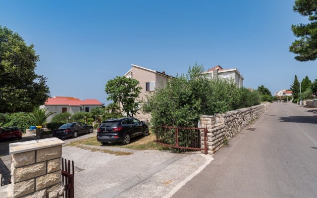 Apartment Ljubica With Nice Garden 1