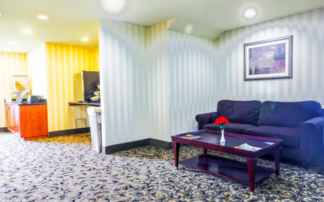 Evansville Inn & Suites By OYO