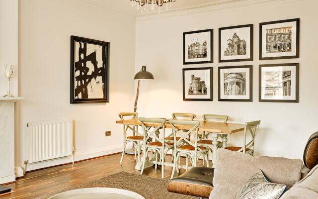 JOIVY Re-Imagined Flat in Georgian Architecture Townhouse