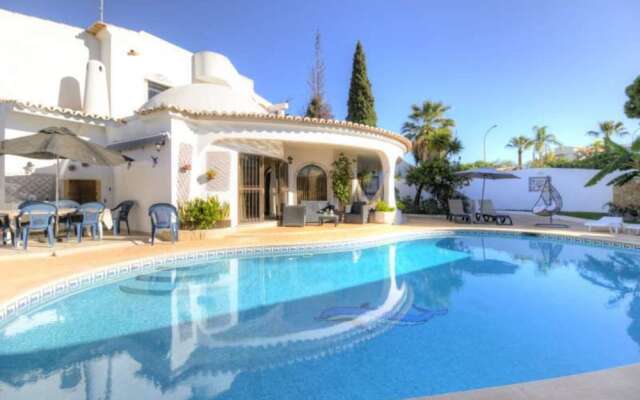 Villa - 4 Bedrooms with Pool and WiFi - 105890