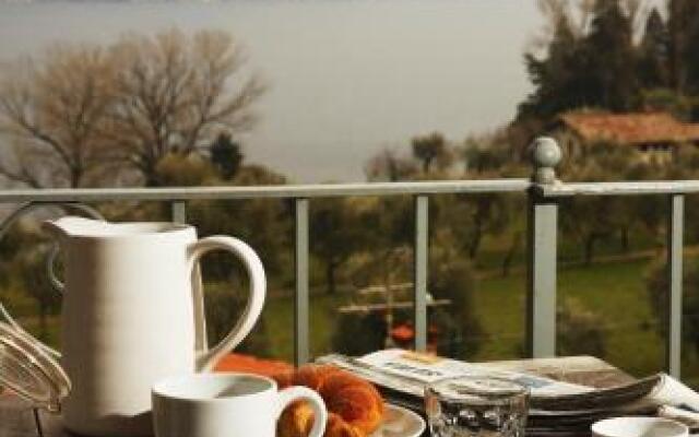 Charming Lake View Apartment