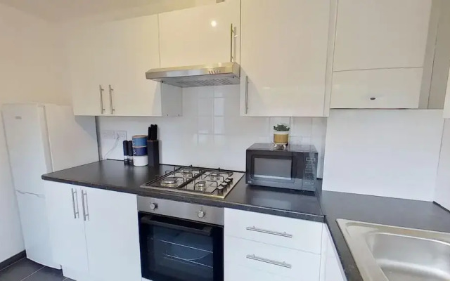 Salford-house-sleeps6-parking-garden-wifi