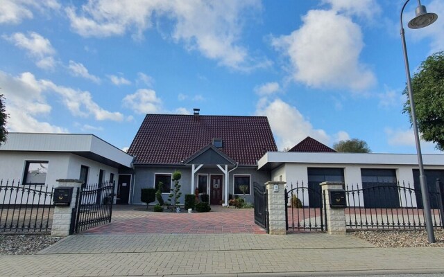 Reizendes Ferienhaus mit Swimmingpool Naehe Ostsee