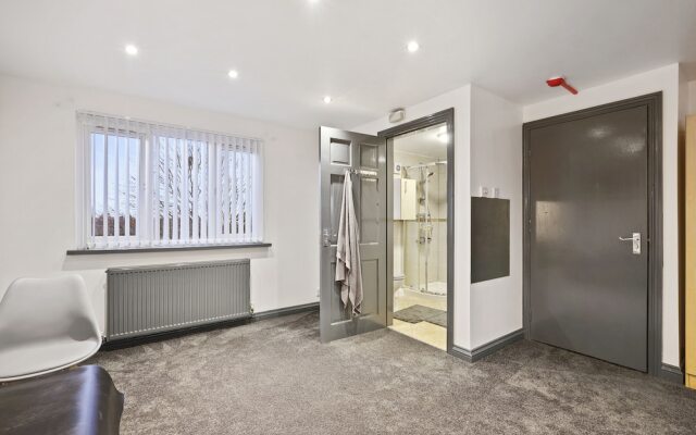 Stunning 5bed House in Birmingham Contractors Also