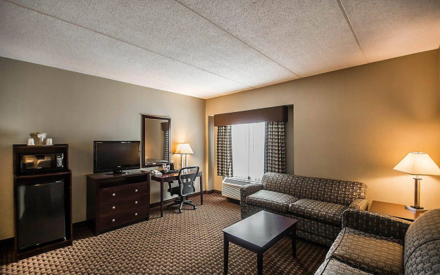 Oakfield Hotel & Suites, Ascend Collection, Rochester-Pittsford NY