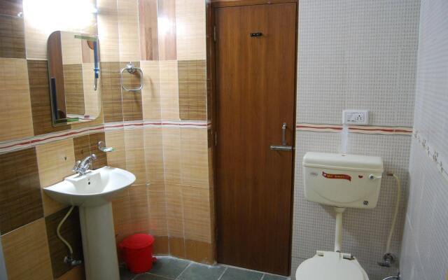 OYO 13365 Hotel Teg Royal