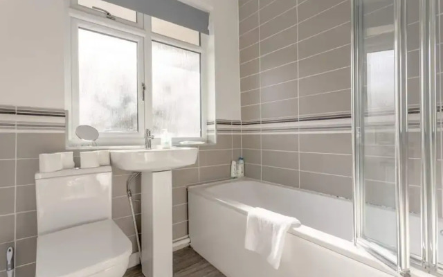 Modern 2 Bedroom Apartment in Morden