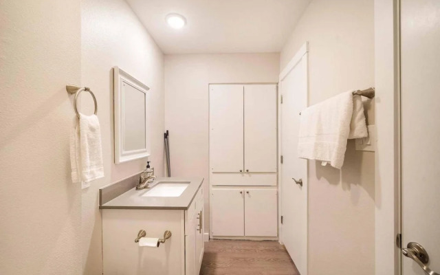 Stylish 1BR Near UT Mueller Evonify