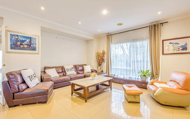 StayAU Family Home in Caroline Springs
