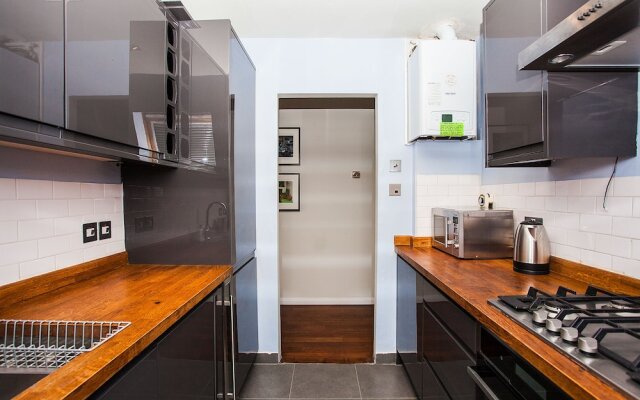 Spacious Top-Floor Flat With Stunning Roof Terrace