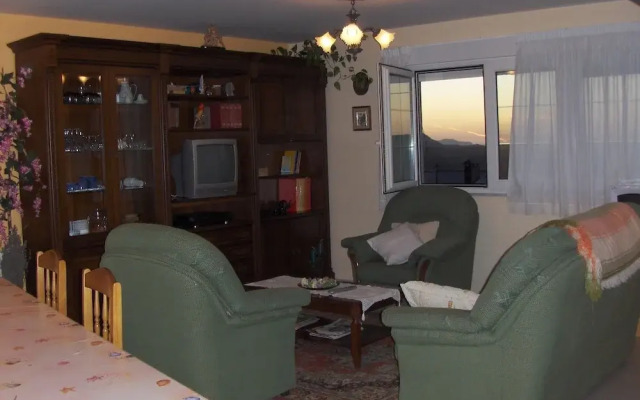 Beautiful Chalet With Spectacular Ocean Views