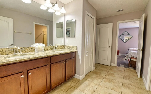 Christopers 9-bedroom Vacation Home