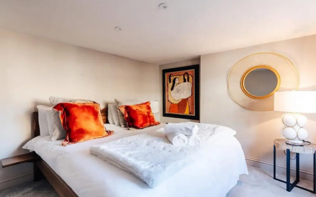 Modern Stylish Central Bath Apartment