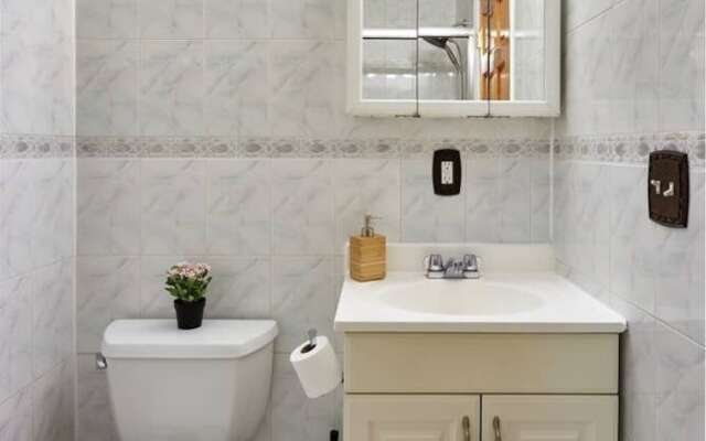 Huge Modern Home 20 mins to NYC