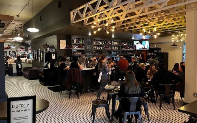 Chic Apt w Jacuzzi Pool BBQ Mountain Views