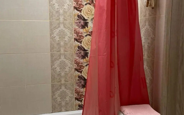 Возле центра