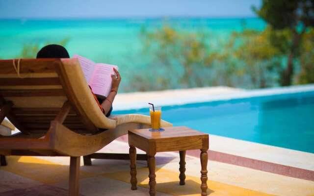 Relax by Your Pool With a Wonderful View of the Ocean