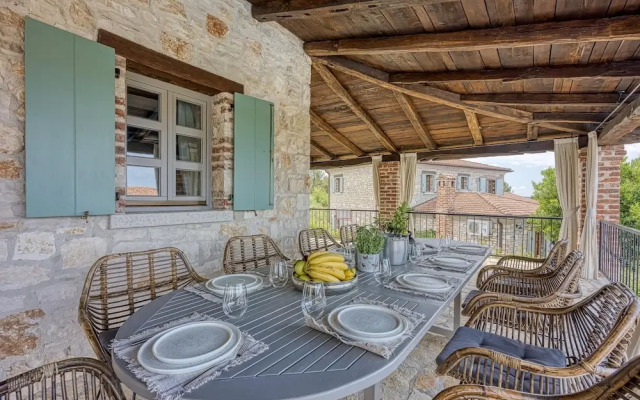 Vila Amyra With Pool