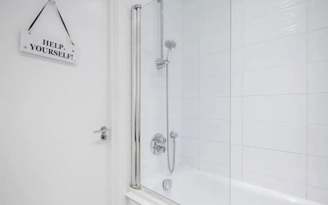 Basildon - 2-bed - Sleeps 5 - Near Train Station