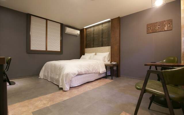 Hotel 7
