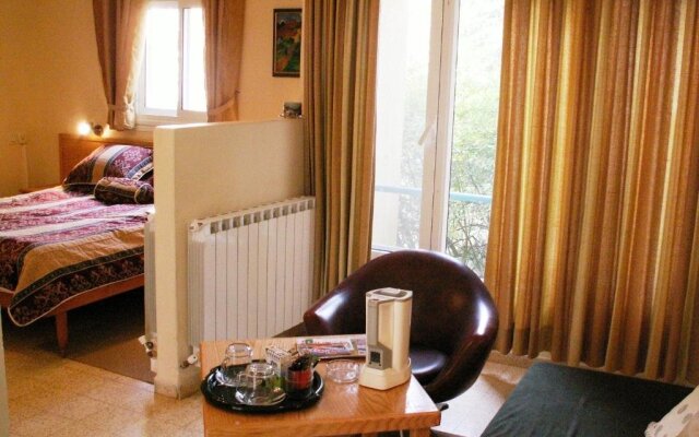 The Safed Inn