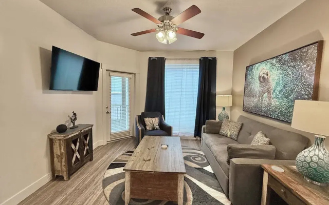 Spacious 2-Bedroom Urban Oasis