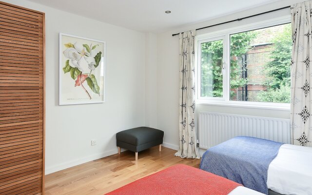 Large 4BR House in S.W. London - Sleeps 10!