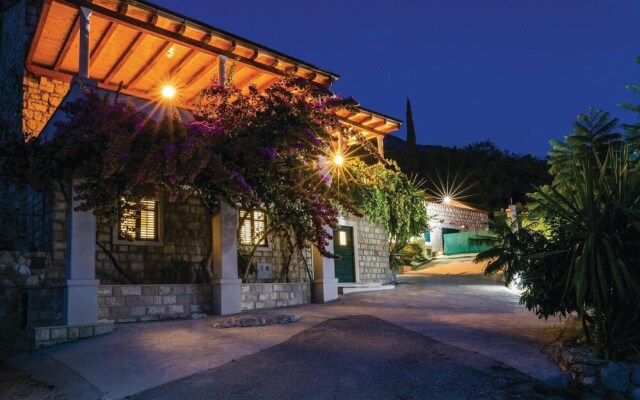 Stunning Home in Lovorno With Wifi and 5 Bedrooms