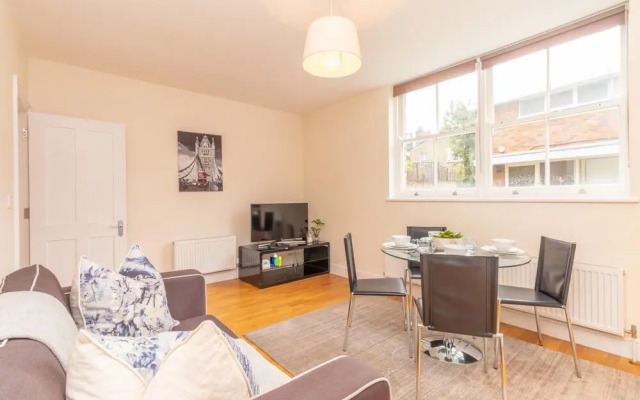 Modern Two Bedroom Apartment in Hammersmith - 203a, London