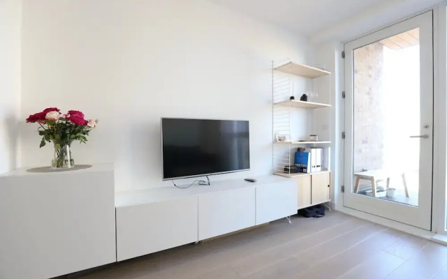 1 Bedroom Apartment With Balcony in Greenwich