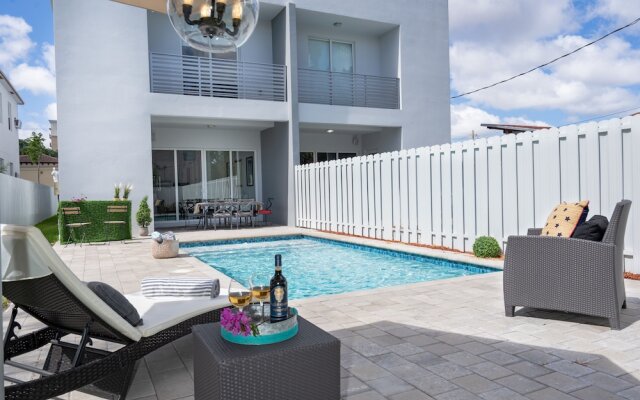 4BR Pool Townhome Duplex by Jos17
