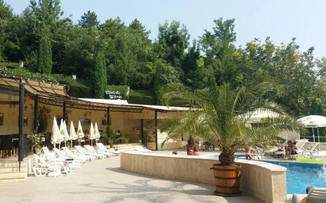 Royal Cove Hotel