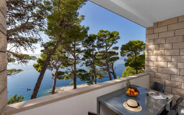 Anka - Amazing Location - SA7