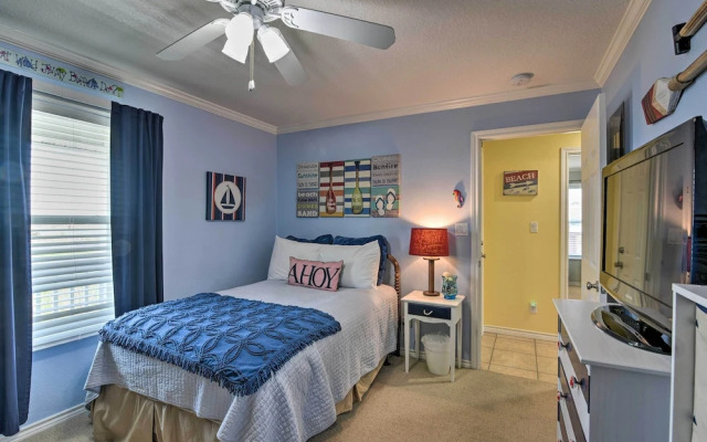 Walk to Galveston Beach: Pet-friendly Home