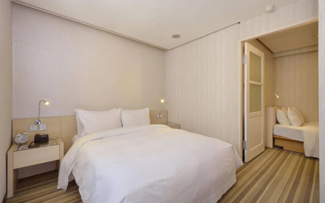 Yomi Hotel - MRT Shuanglian Station