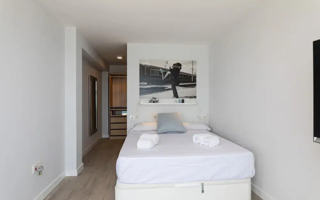 Sea View Apartment 2 Min Walk From the Beach