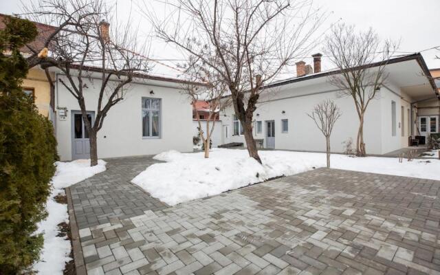 Old Town Courtyard Apartment with private parking