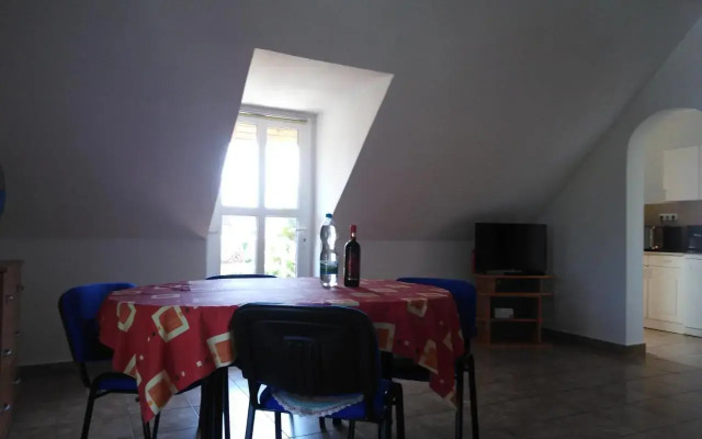 Ferienwohnung mit Pool direkt am See 1