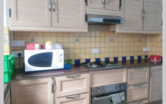 Well equipped peaceful 3 bedroom apartment