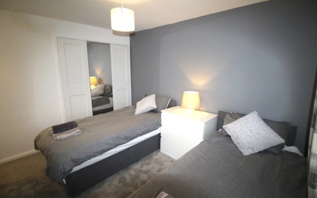 3 Bed House - Sleeps 6 - Fully Refurbished