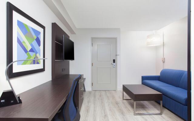 Holiday Inn Express & Suites Mississauga-Toronto Southwest, an IHG Hotel