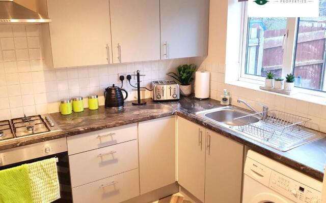 3 Bedroom 2 Bath House By Passionfruitproperties Close To Coventry City Centre - Free Wi-Fi, Driveway And Garden - 8RWC